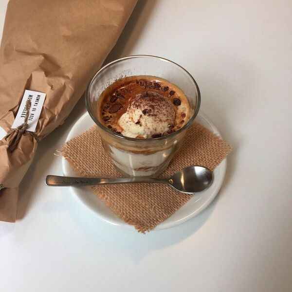 Lugn kaffekopp på bord i varm och stillsam miljö